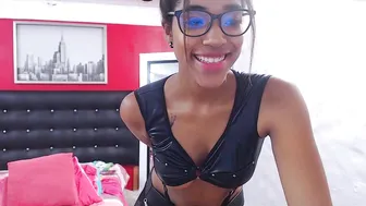 pleasing_daddy_ playing with a vibrator