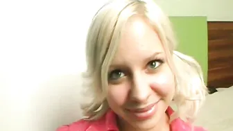 18 J?дhrige Daniella strippt und l?д?Яt sich fingern PornoLab.Net