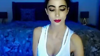 lebgirl95 Hot chick fucks shaved pussy