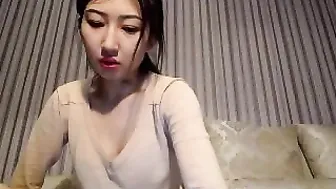 smilingayano beauty pulls the clitoris with a vibrator