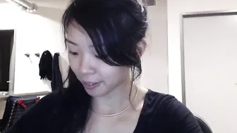 vyawesome Hot female fucks herself in the anus