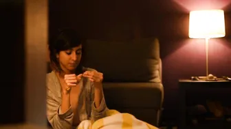 lizmreow exquisite skin fucks pussy through pants