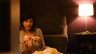 lizmreow exquisite skin fucks pussy through pants