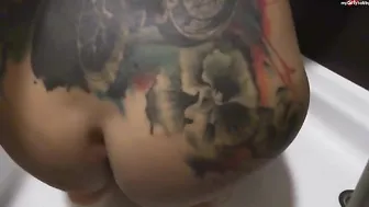 Goldene Dusche am K??rper meiner Stiefschwester mit Camilla_Moon8