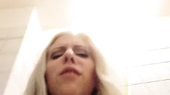 Sybella Besoffen abgepisst
