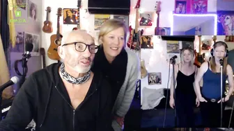 win2win mature chick pulls pussy