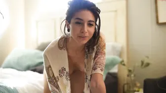 lizmreow crazy courtesan jumps on sex toy