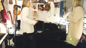 win2win juicy sluts play with sex toy