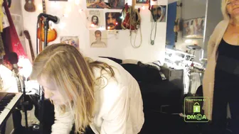 win2win juicy sluts play with sex toy