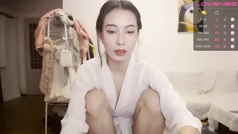 cn_alice busty chick sucks dildo