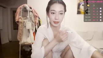 cn_alice busty chick sucks dildo