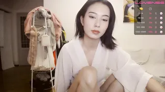 cn_alice busty chick sucks dildo
