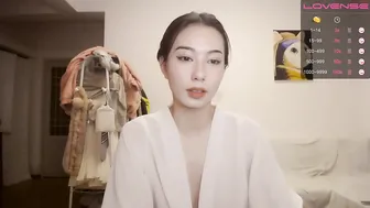 cn_alice busty chick sucks dildo