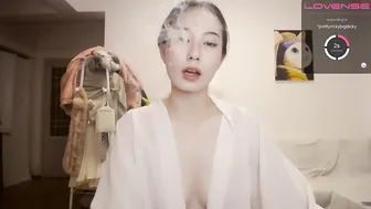 cn_alice busty chick sucks dildo