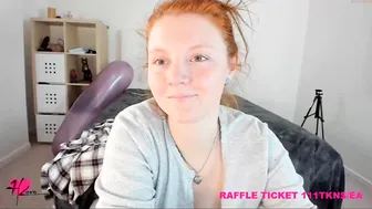 haylee_love busty brunette sucks dildo