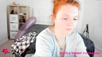 haylee_love busty brunette sucks dildo
