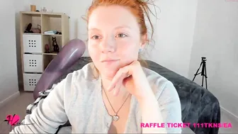haylee_love busty brunette sucks dildo