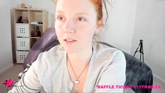haylee_love busty brunette sucks dildo