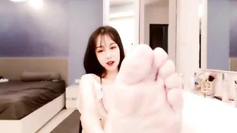 cn_alice beauty pulls the clitoris with a vibrator
