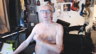 win2win naughty slut fucks anus phallus