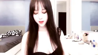 cn_alice fucks herself in front of the webcam