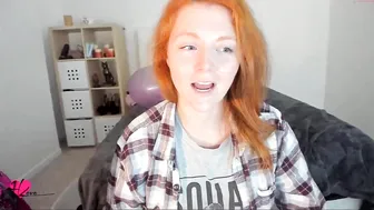 haylee_love masturbating and playing with her pussy