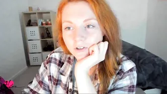 haylee_love masturbating and playing with her pussy