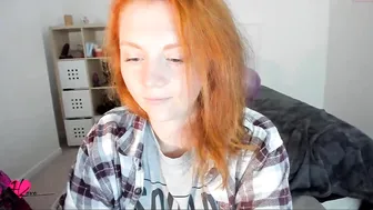 haylee_love masturbating and playing with her pussy