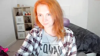 haylee_love masturbating and playing with her pussy