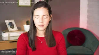 effyloweell mature slut pulls pussy while lying in a chair