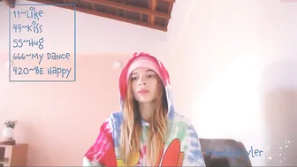 kendalltyler wonderful mother pulls the cap with her fingers