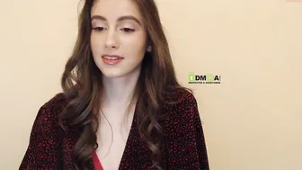 snowww_white passionate skin jumps on a dildo