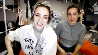 glitterglock big tit babe pulls clit