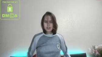 wild_kitti puts his fingers in the ass