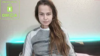 wild_kitti puts his fingers in the ass