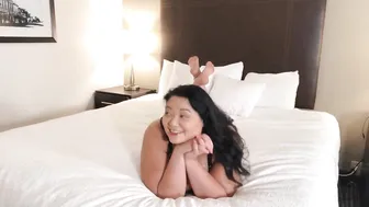 miss lingling red slut passionately masturbating pussy