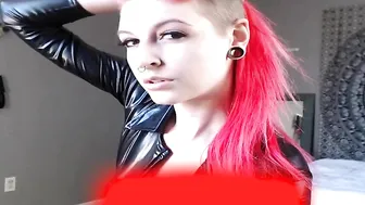 mohawk molly beauty fucks herself in front of the webcam