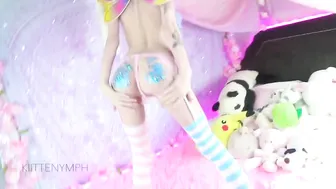 kiittenymph caresses the holes with his hand
