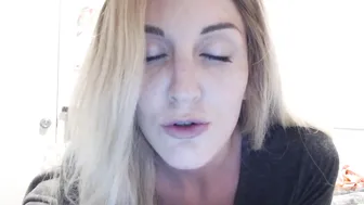 kelly payne cute bitch massaging pussy