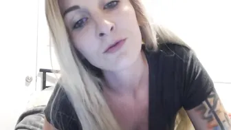 kelly payne cute bitch massaging pussy