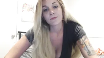 kelly payne cute bitch massaging pussy