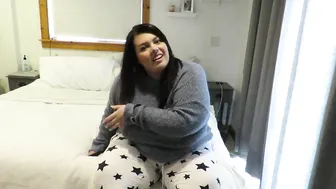 chloe bbw slutty slut masturbates shaved pussy