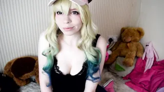 bat maisie big breasted female - pussy fingers