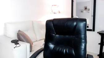 lulu_lopez crazy chick fondles her cunt by hand