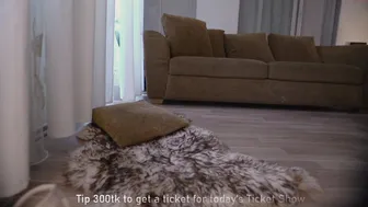 laila_laurent attractive cockroach shows tanned body