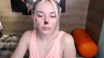 gold_gloria beauty fucks her holes with dildos