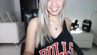 lulu_lopez busty brunette chats in free chat