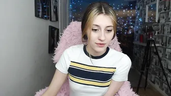 miss_lisa_ attractive model entertains erotic shows