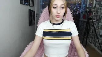 miss_lisa_ attractive model entertains erotic shows