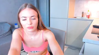 wildsexalexandalexis gorgeous model strips and pulls pussy